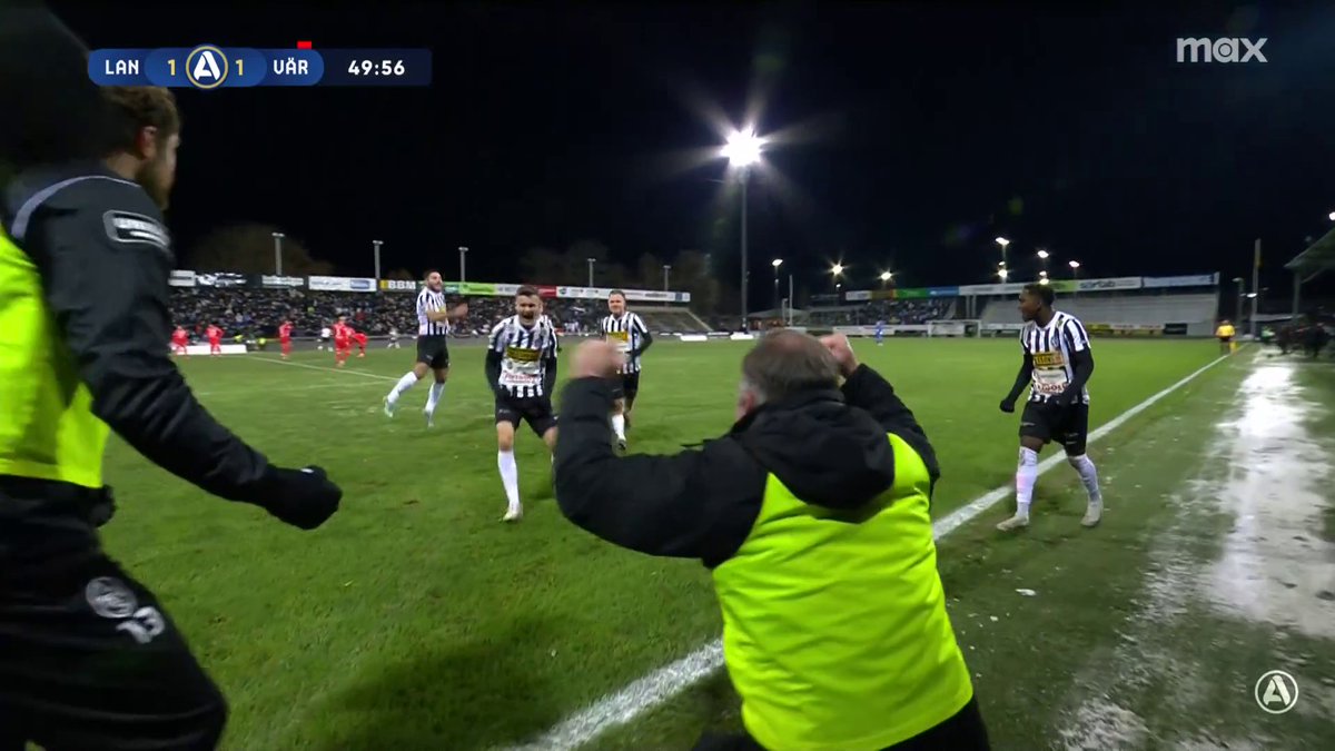 Kvitterat i kvalet! Tidigare Värnamo-spelaren Robin Dzabic sätter dit 1-1 för Landskrona BoIS ⚫️⚪️ 📲 Se matchen på Max och Kanal 9