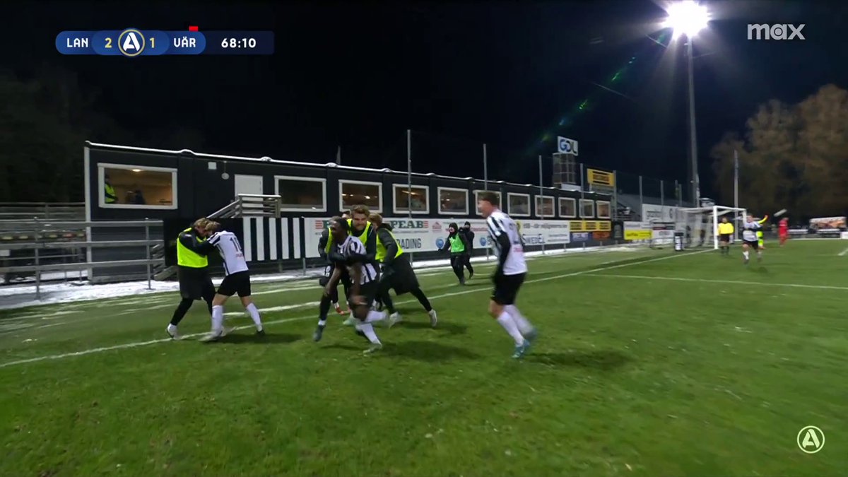 Landskrona BoIS har vänt på steken mot IFK Värnamo! Kofi Asare till 2-1 ⚫️⚪️ 📲 Se matchen på Max och Kanal 9