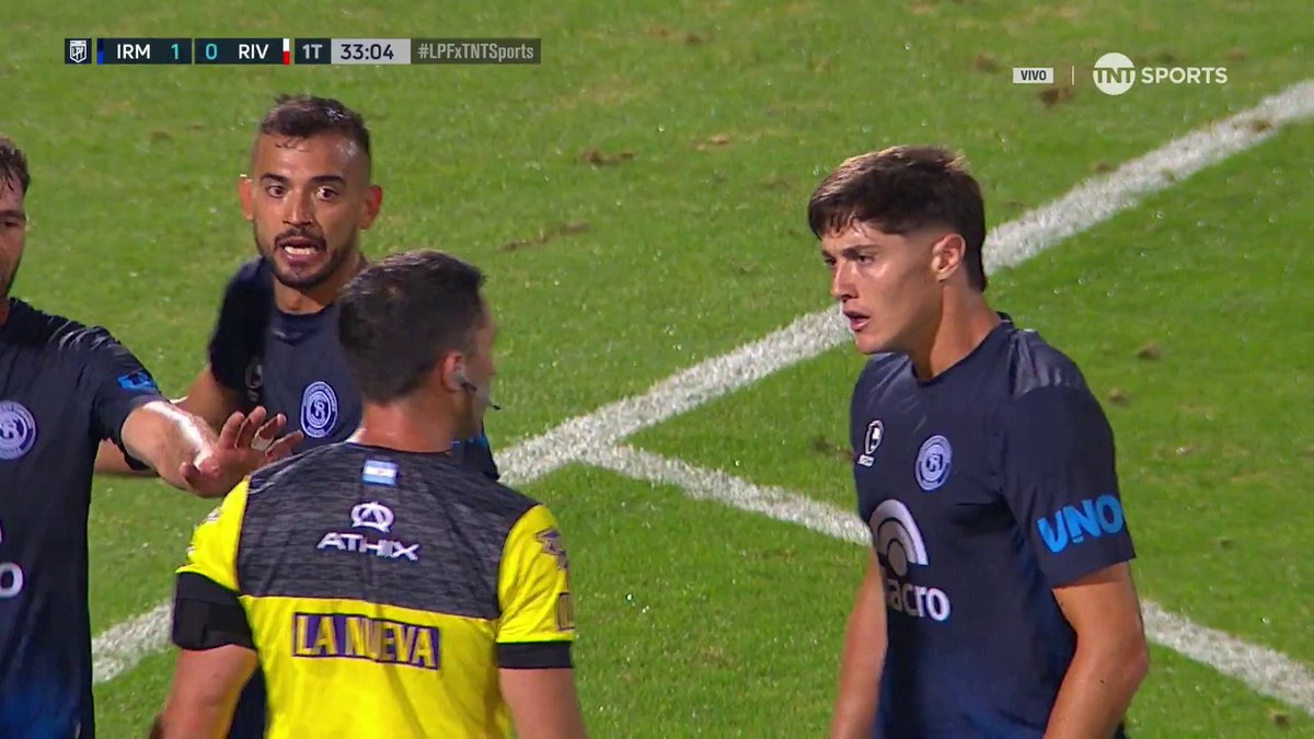 Tiene el brazo pegado al cuerpo para no extender la mano, a donde chota tenes q tener el brazo para q no sea penal
