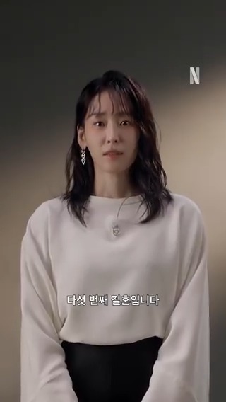 저의 다섯 번째 남편을 소개합니다. 비밀스러운 결혼으로 얽힌 아슬하고 미묘한 관계, <트렁크> 11월 29일 공개. 오직 넷플릭스에서. * 눌러서 크게 보기 *