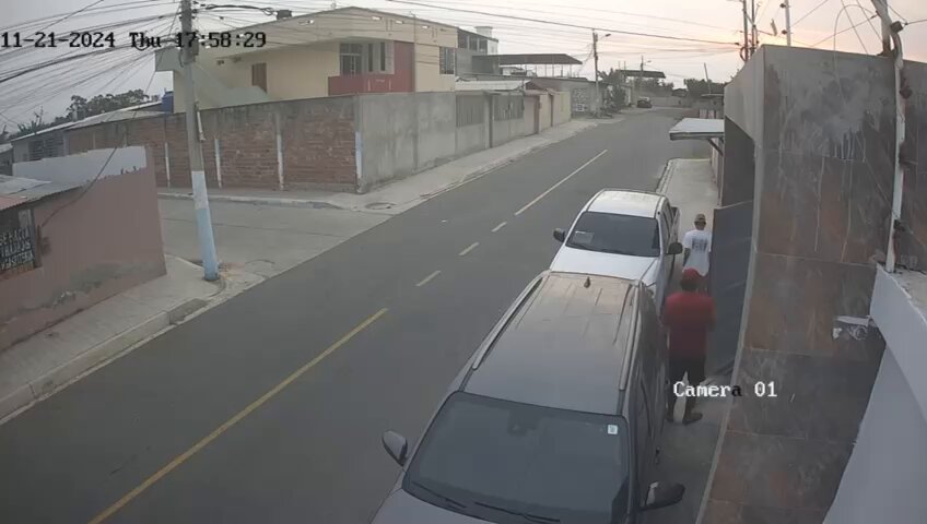 De terror, miren esto ⚠️| Armados con fusiles, vestidos similares a los GIR, de paso con cascos y chalecos antibalas. Son los sujetos que llegaron en dos vehículos y mataron a dos hermanos en el barrio Las Cumbres de #Manta, este 21 de noviembre. En la escena se hallaron más de 130 indicios balísticos. #Manabí
