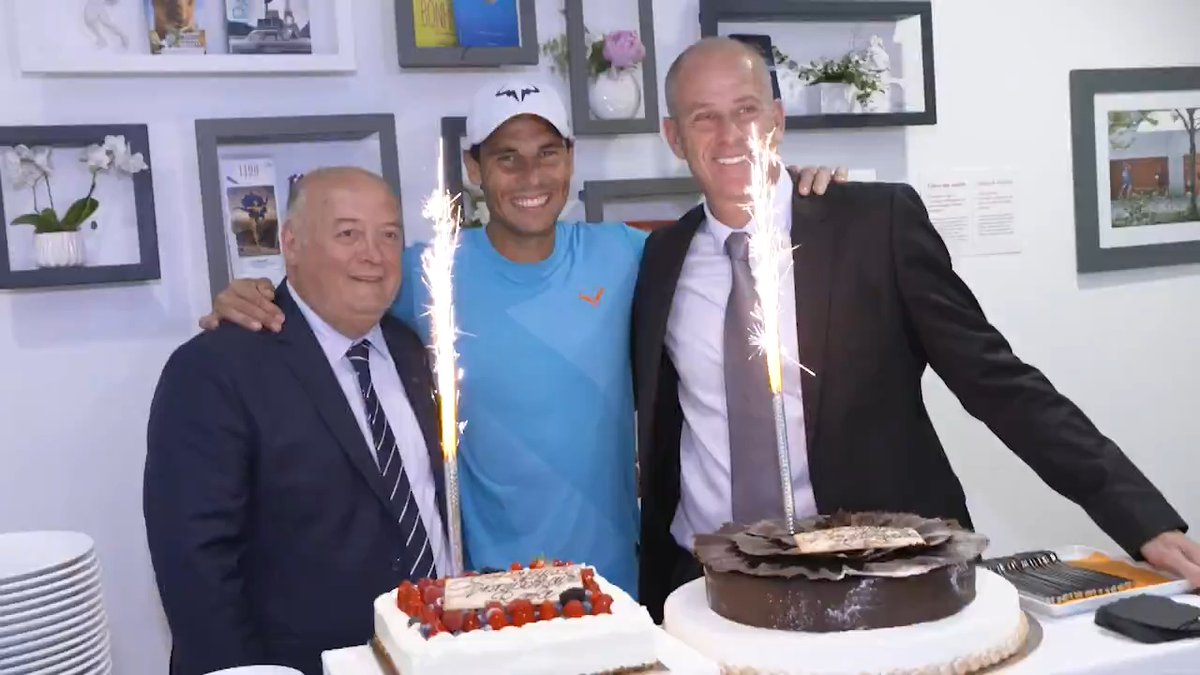 2019年、ローランギャロスで 誕生日を迎えた #ナダル🎂🇫🇷🎾 お祝いムードの中でも 準々決勝で対戦することになる #錦織圭 の試合を気にする様子も👀 📌アーカイブ配信中 2019年 全仏オープン 男子シングルス準々決勝 錦織 圭 vs R.ナダル WOWOWオンデマンドはこちら👇