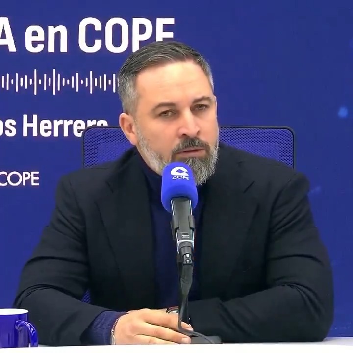 📻 Santiago Abascal 🇪🇸 habla en Herrera en COPE de la declaración de Aldama: "Lo que ayer ocurrió es de una naturaleza gravísima pero quizás no debería sorprendernos porque quien pacta con terroristas pues cómo no va a tener escrúpulos para robar". "Sánchez necesita en estos momentos todo el poder para defenderse de la acción judicial porque su sabe que salida de Moncloa es un camino muy rápido hacia el banquillo".