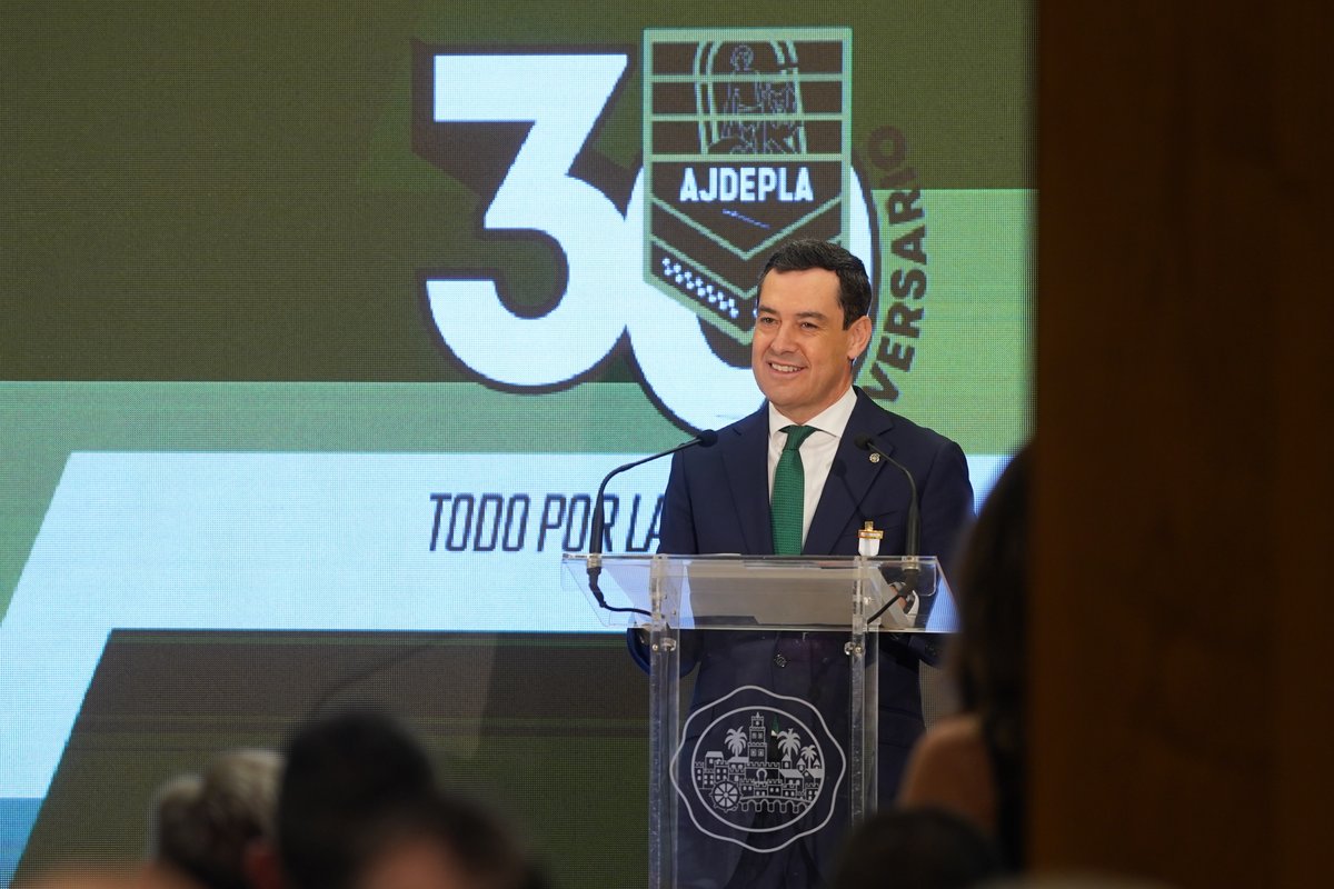 Los policías locales son "la humanidad uniformada" de nuestra tierra. Están ahí cuando hace falta ayuda o auxilio, al lado de los andaluces. Son orgullo de #Andalucía. Gracias a los 10.000 policías locales que hay en nuestra comunidad por vuestra necesaria y admirable labor.