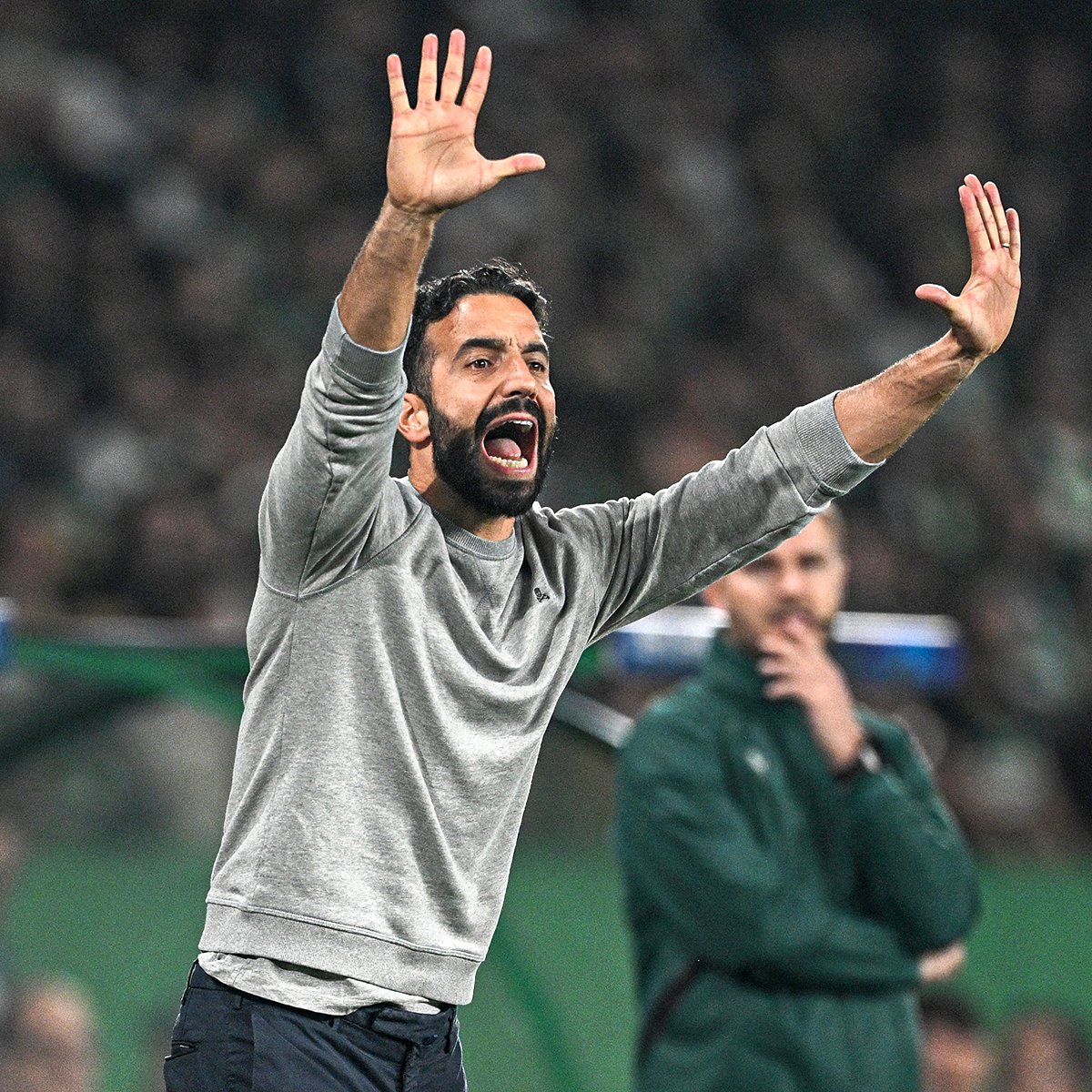 • Centre-backs breaking lines • Central centre-back stepping into midfield • Happy to play directly into the attack How did Ruben Amorim build up at Sporting CP? 🇵🇹🇾🇪 #MUFC