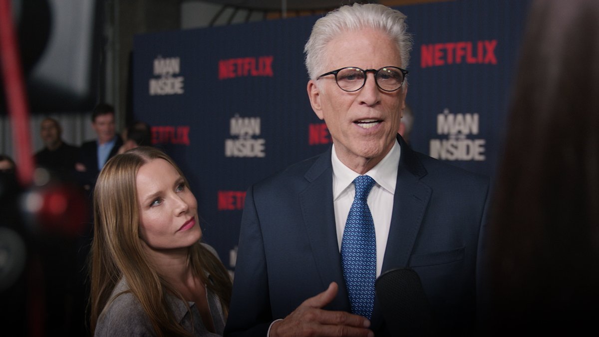 Kristen Bell reunites with Ted Danson at the A Man On the Inside premiere!