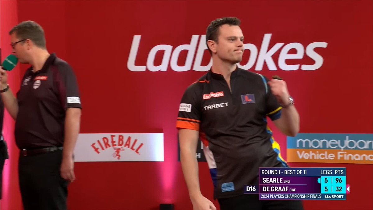 DE GRAAF STUNS SEARLE! 🇸🇪 What a match! Jeffrey de Graaf crashes in SIX 180s and pins 60% of his attempts at double to overturn a 5-3 deficit against 2021 runner-up Ryan Searle! 📺 #PCF2024 | R1