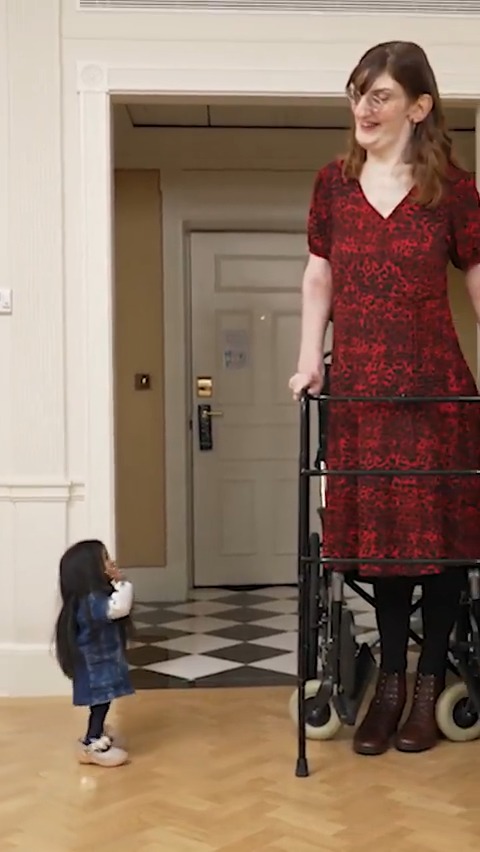 🇹🇷🇮🇳 INSOLITE | 1 mètre 52 de différence. La femme la plus grande du monde (2,15m) et la femme la plus petite du monde (62,8cm) se sont rencontrées. (Guinness WR)