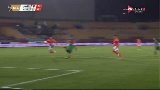 الكرة تصطدم بـ يحيى عطية الله داخل منطقة جزاء الأهلي والحكم يستكمل اللعب 🔥🔥 #ONTime_Sports
