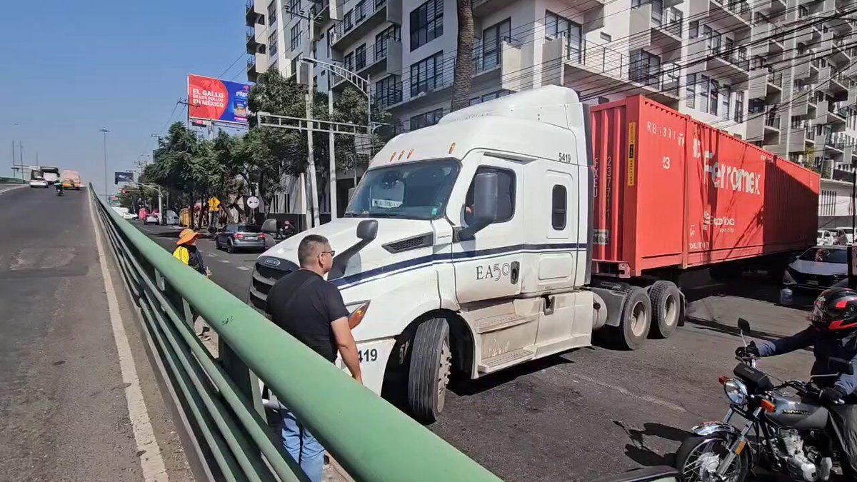 Caos vehícular se está generando en Troncoso por un trailer que maniobra en esta calle de la lateral para incorporarse a VIADUCTO.