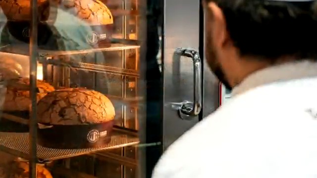 El pastelero mexicano Tonatiuh Cortés se convirtió en el primer extranjero en ganar la Coppa del Mondo de #Panettone. Se trata de preparar el mejor postre italiano de temporada navideña. Cortés nos reveló la receta secreta que lo colocó como el número uno de entre 24 panaderos: