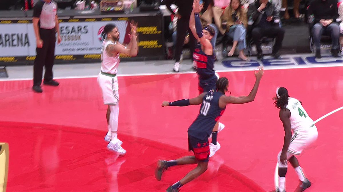 A NO LOOK DUNK!? 🫣