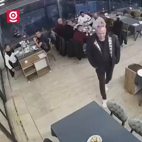 📍CHP'li Meclis Üyesi Nadir Bayram tarafından öldüresiye dövülen meslektaşımız Hakan Sataroğlu ile konuştum. Darp edilme nedeni bir rantın peşine düşmesi. Aktardıklarını aynen yazıyorum: 🔴Bir haber takibindeydim. Ucu Nadir Bayram’a çıkıyordu. Belediyeye ait denize sıfır bir işletmeyi hülle yoluyla Nadir Bayram’ın aldığı yönünde bilgiler dolaşıyordu. Bu konuya dair araştırma yaptığımı öğrenmiş. Olay günü ise gelip benimle konuşup bilgi vereceğini düşündüm. Ama aniden saldırdı. Kendimi koruyamadım bile. Sesimi duyuran herkese çok teşekkür ederim.