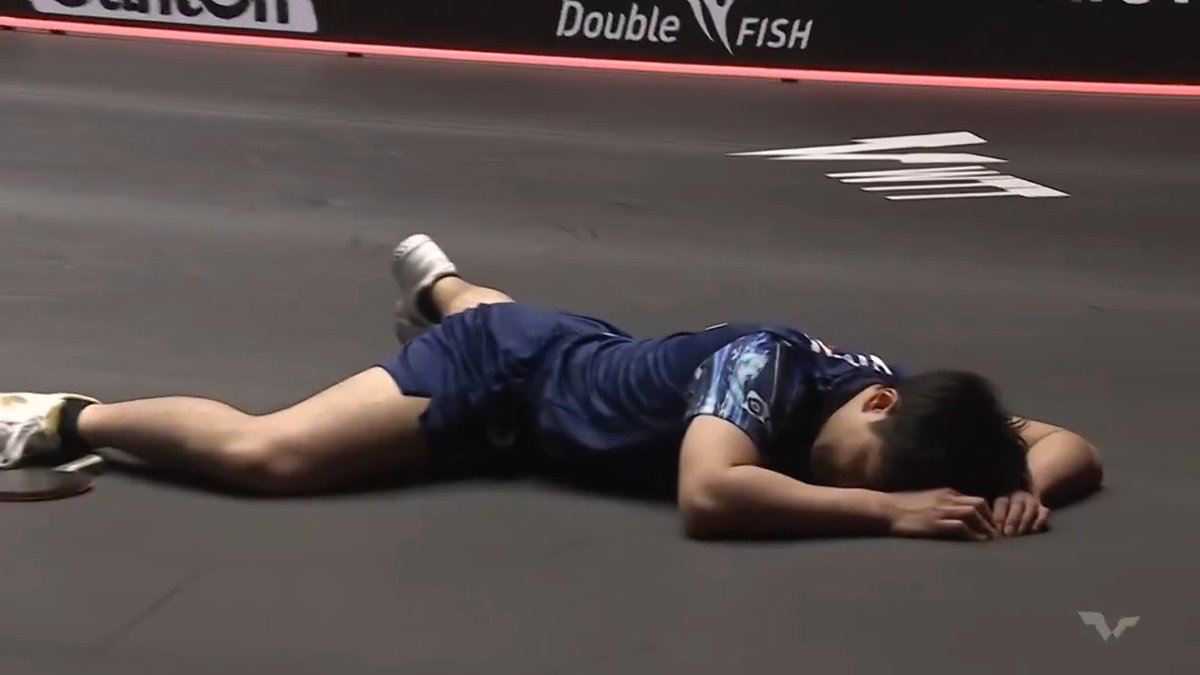 #張本智和 世界2位の19歳林詩棟を破りV王手💪🔥 フルゲームの激闘を制し2年ぶり決勝進出🏓🔥 📣#BSテレ東 夕方16時〜 日本語実況解説で生放送中📺📡 ■男子シングルス準決勝 🇯🇵#張本智和 4-3 林詩棟🇨🇳 6-11/3-11/11-8/11-8/10-12/11-5/12-10 大会・配信情報は特設HPまで ▶️