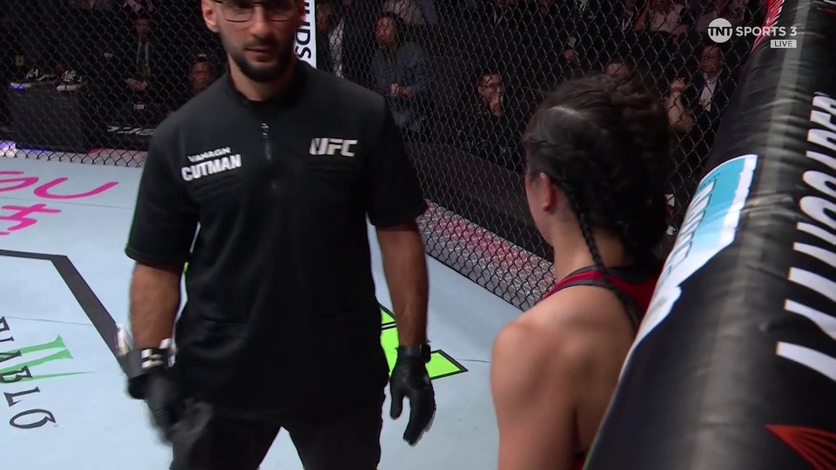 KN😱CKED OUT C🥶LD! Ming Shi knocks out Xiaocan Feng with an INCREDIBLE head-kick 💥 #UFCMacau | LIVE on TNT Sports 3 and discovery+