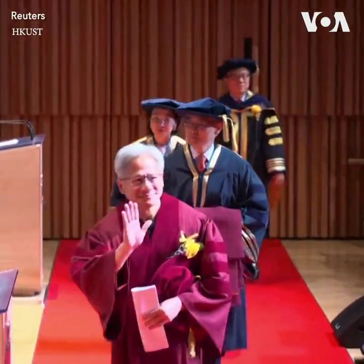 英伟达 Nvidia 首席执行官黄仁勋23日获得香港科技大学荣誉博士学位。他表示相信美国新政府上任后全球科技合作将会继续下去。 更多：