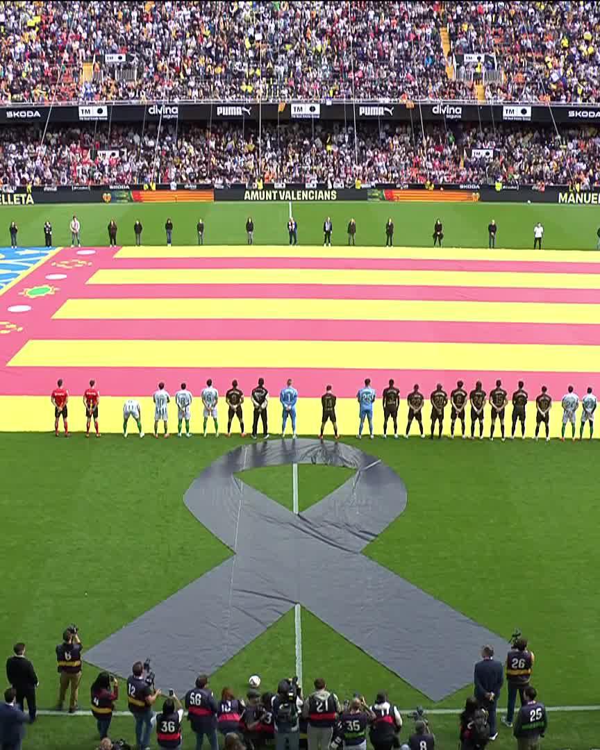 L’hommage du stade Mestalla de Valence pour le premier match depuis les fortes intempéries dans la ville. 🇪🇸🕊️❤️🩹