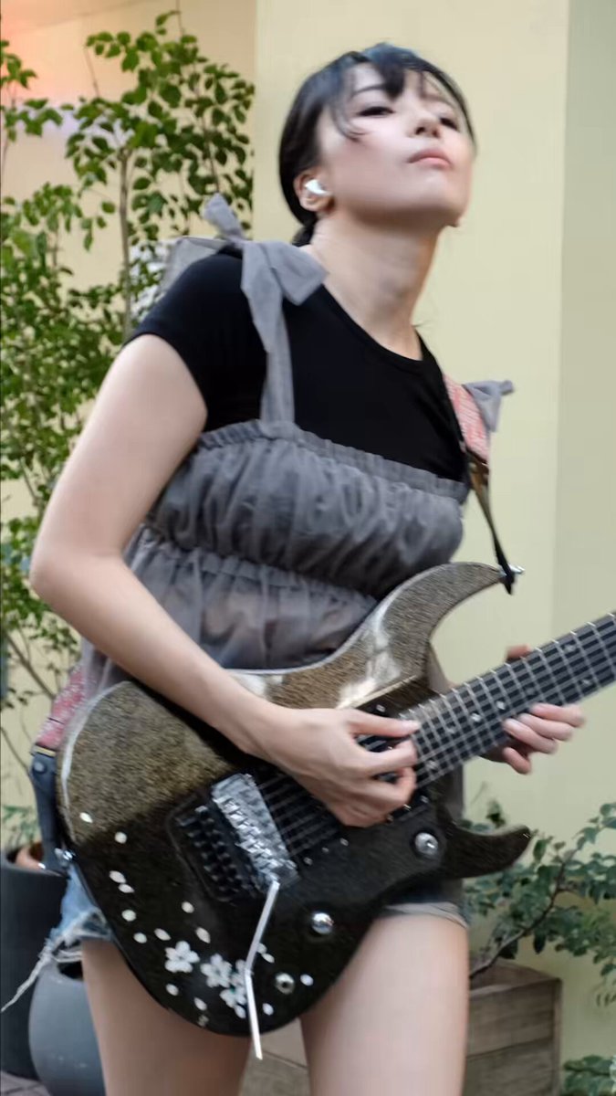 怪獣の花唄/Vaundyをギターで弾きました🎸 フルはXとInstagramに上げているヴァージョンです😌 📹YouTube📹 🕰️TikTok🕰️