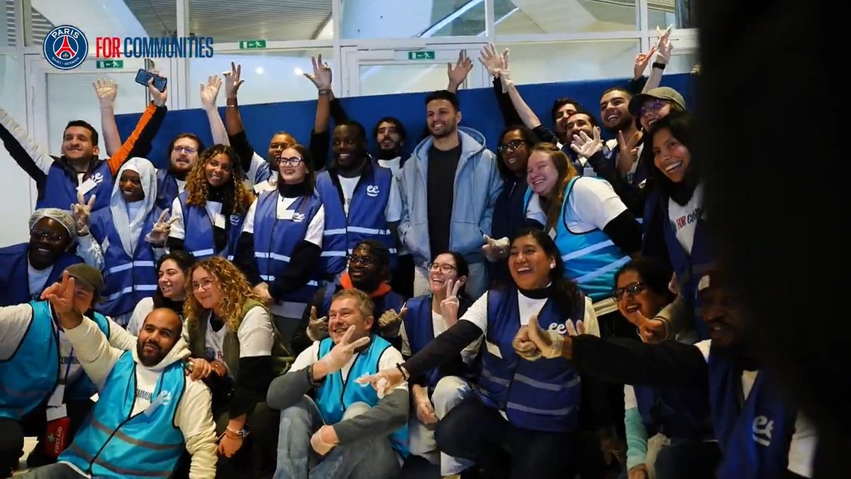 🎥 Une 9ème édition de la Cantine Solidaire au Parc des Princes regroupant 2500 étudiants précaires qui ont pu repartir avec des vêtements et produits frais, et avec la participation des athlètes du Paris Saint-Germain ❤️💙
