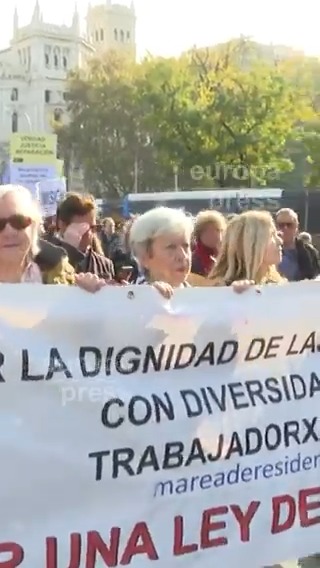 La Marea de Residencias recorre Gran Vía para pedir "justicia" por los ancianos fallecidos durante la pandemia: '7.291, no se iban a morir igual. 👏🏽👏🏽👏🏽👏🏽👏🏽👏🏽👏🏽👏🏽👏🏽👏🏽