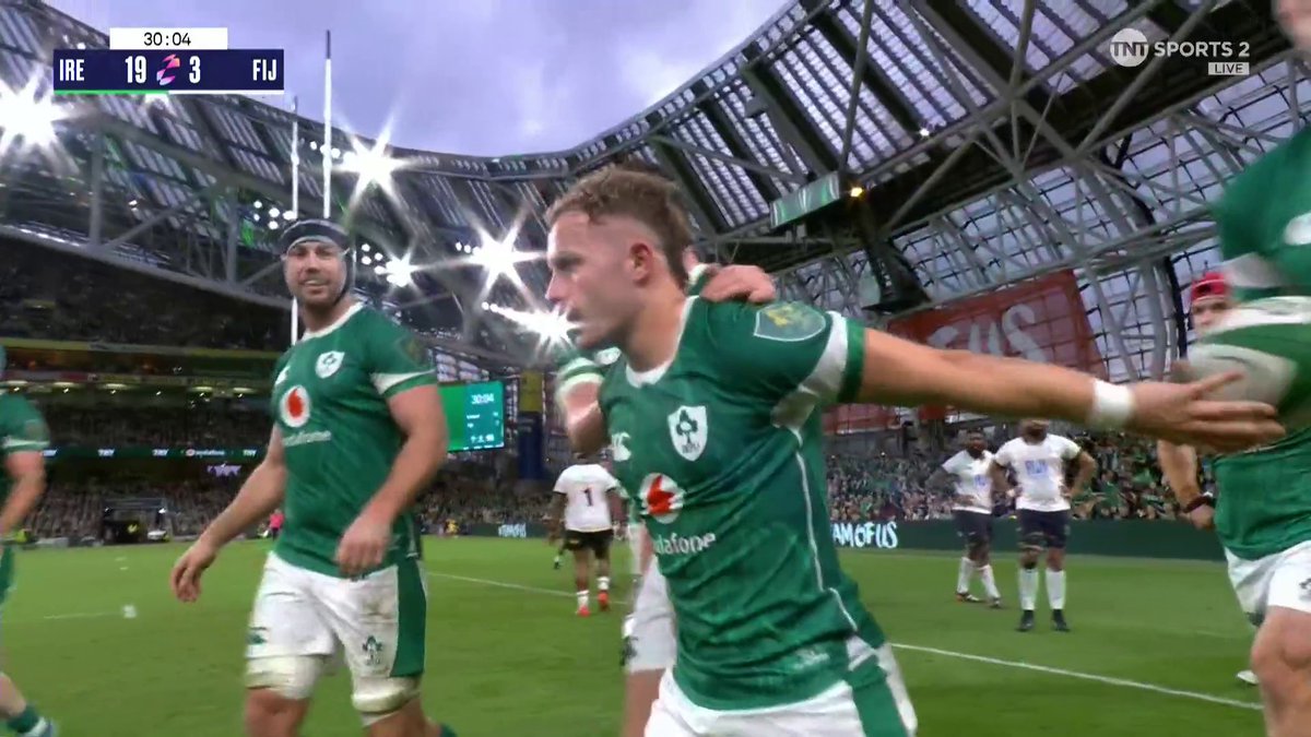 ☘️ Another score for Irish Rugby! 🙌 A smart diving finish from Casey takes the men in green to a three-score lead! #AutumnNationsSeries | #IREvFIJ