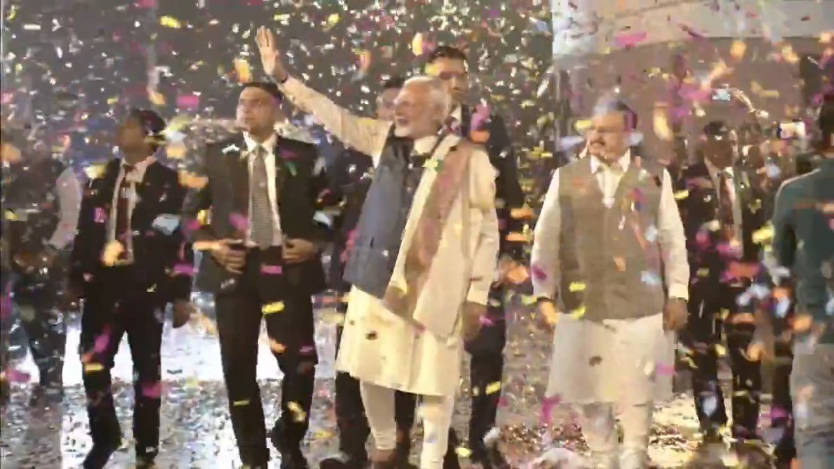 ये उत्साह है विकास व विश्वास का... पीएम श्री Narendra Modi के दिल्ली स्थित पार्टी मुख्यालय पहुंचने पर भाजपा कार्यकर्ताओं ने किया भव्य स्वागत।