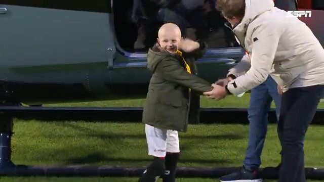 Prachtig moment in Deventer voor de 8-jarige Ryan, die net klaar is met de behandeling van zijn ziekte. Zijn been is gedeeltelijk geamputeerd en zijn grootste droom is weer te kunnen voetballen. Ryan leeft voor voetbal, hij ademt voetbal. ❤️ #VoetbalGeeft | VriendenLoterij