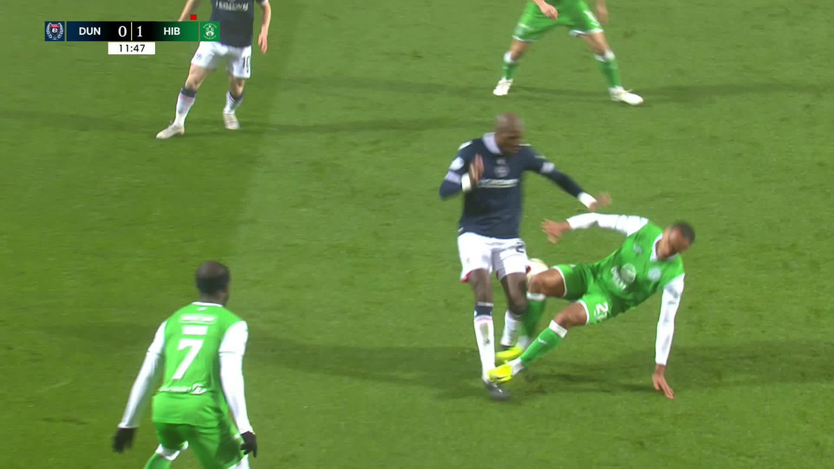 Hibernian are down to ten! 🟥 Jordan Obita is shown a straight red card and sent off for a dangerous tackle 😬 #DUNHIB