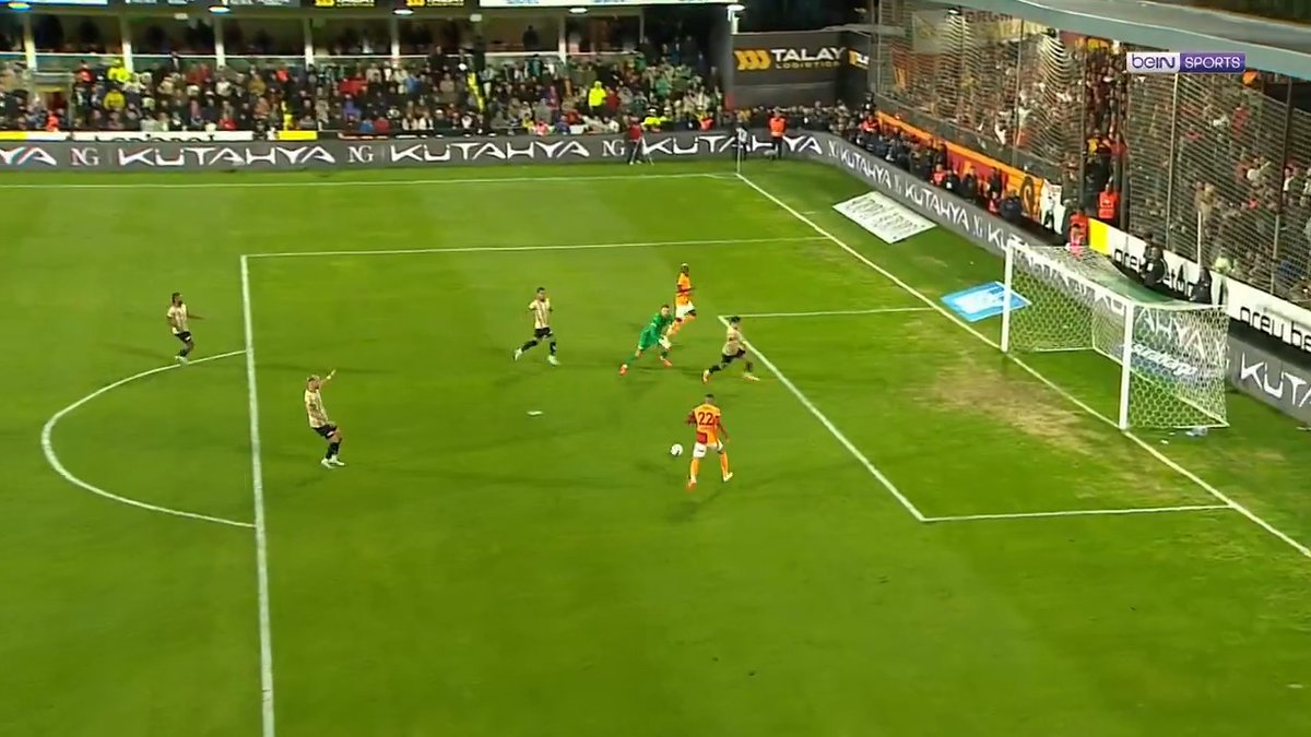 Ziyech with a brilliant clearance from Osimhen's pass. World Class defending.
