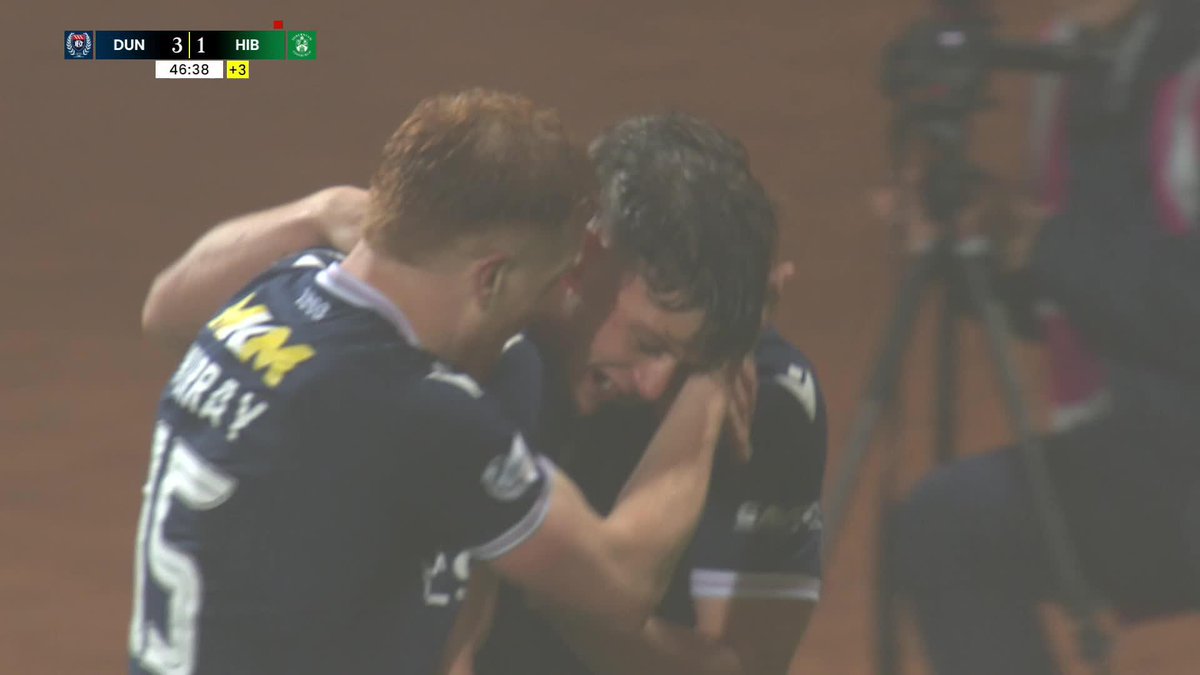 "Oh my word..." 🎙️ It goes from bad to worse for Hibernian as Josef Bursik's poor touch leads to a Seb Palmer-Houlden goal for Dundee Football Club 🔵 #DUNHIB | SPFL