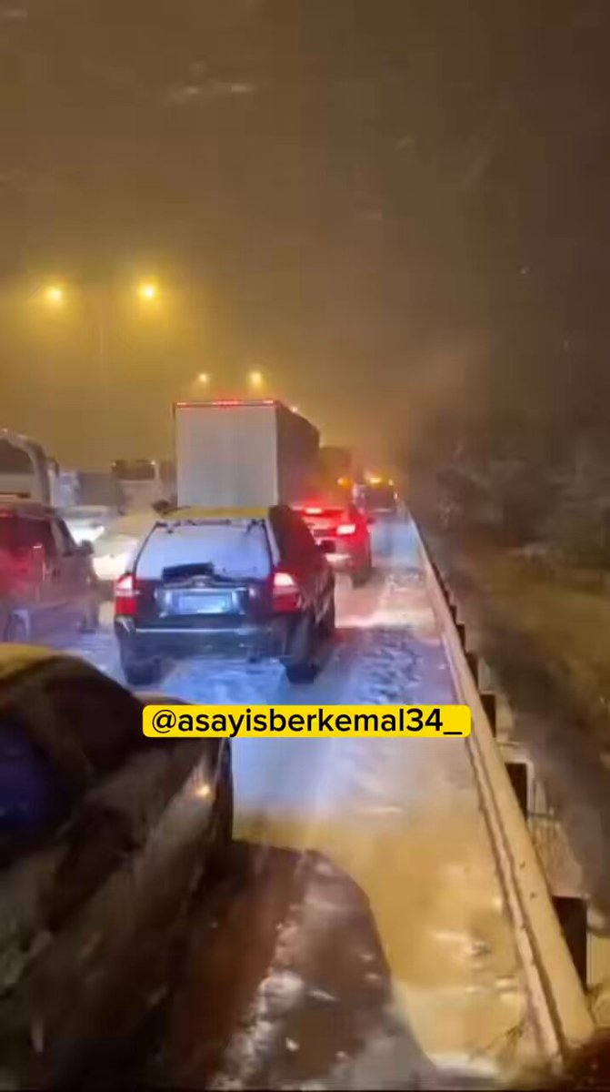 İstanbul-Ankara otoyolu yoğun kar yağışı nedeniyle kapandı. Sürücüler 3 saattir aynı noktada bekliyor.