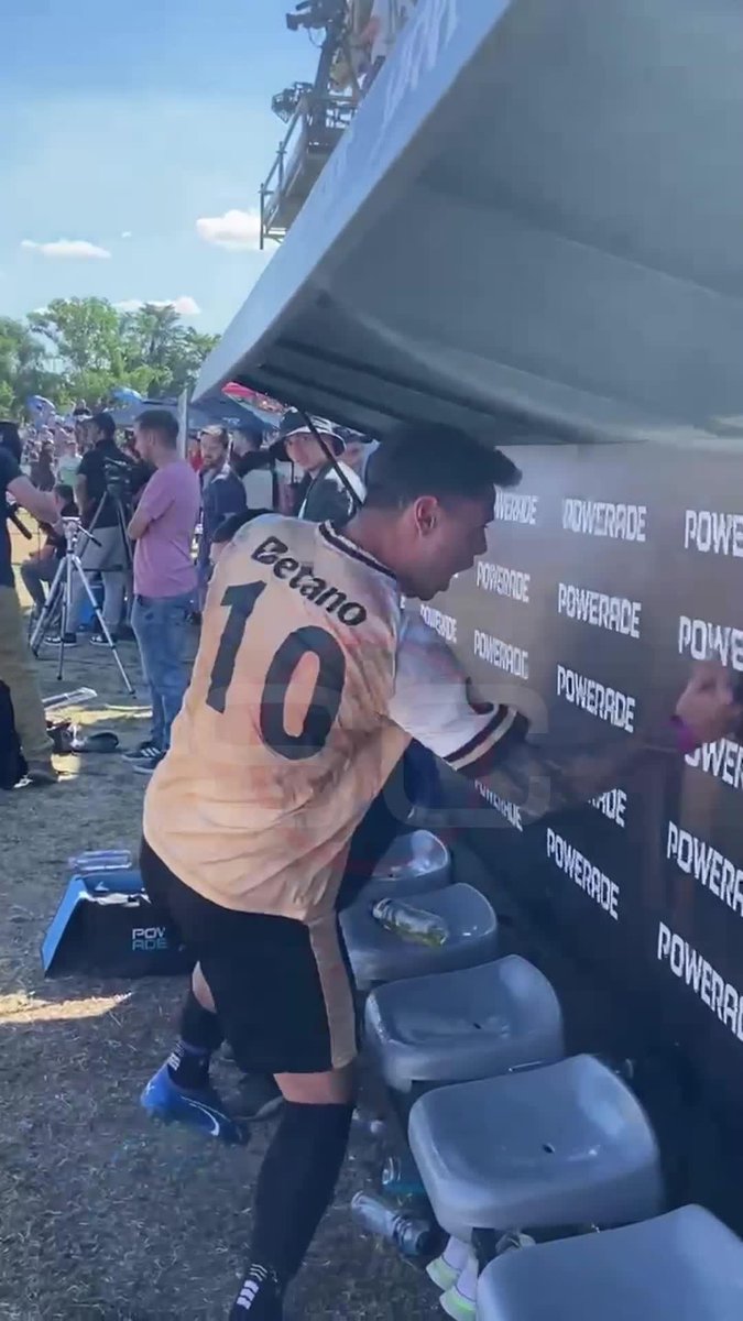 Si alguien te pregunta como se vive la #CopaPotreroBetano mostrale esto... LA CREMA A LA FINAL Y ¡EUFÓRICO FESTEJO DE MAURO ZÁRATE!