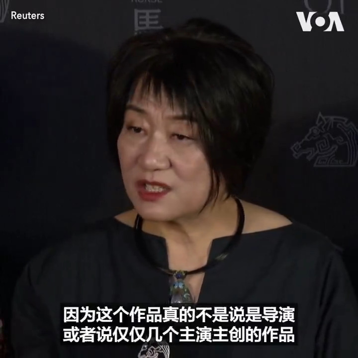 在台湾23日的金马奖上,中国的新冠和同性恋题材的电影获多项大奖。中国导演娄烨的关于疫情封控的《一部未完成的电影》获最佳剧情片及最佳导演。由于他在日本,他妻子马英力代为领奖。 中国导演耿军的同性恋题材剧《美丽的朋友》获最佳男主角、最佳摄影和最佳剪辑奖。 更多: