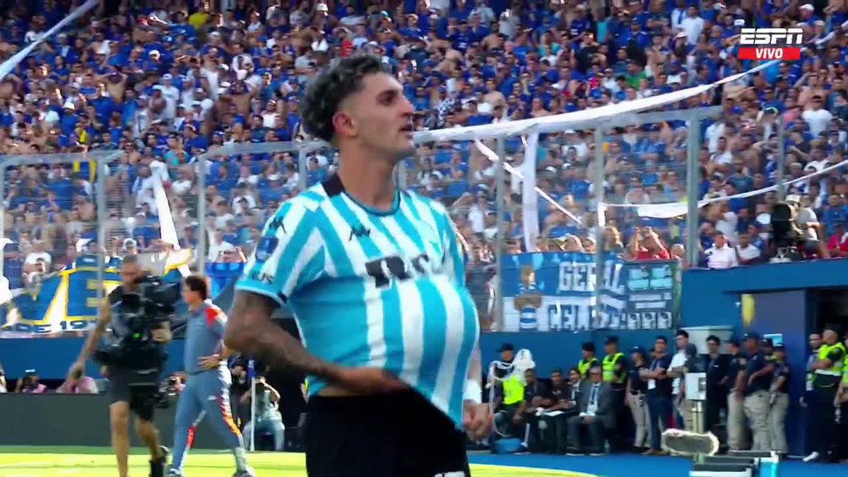 JAJAJAJAJA COMO VAS A METER ESE GOL EN UNA FINAL. SE TIENE QUE TERMINAR EL PARTIDO AHI NOMAS, CIERREN EL ESTADIO.