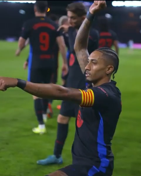La célébration classique du meilleur joueur du monde depuis le début de saison. 😮‍💨💙❤️