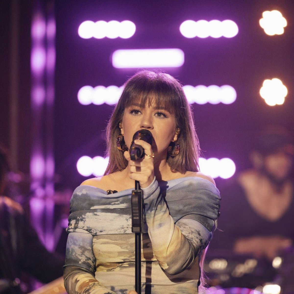 Kelly Clarkson nailing ALL THE NOTES in ‘Behind These Hazel Eyes’ after 20 years of its release is insane, her voice has aged like a fine wine