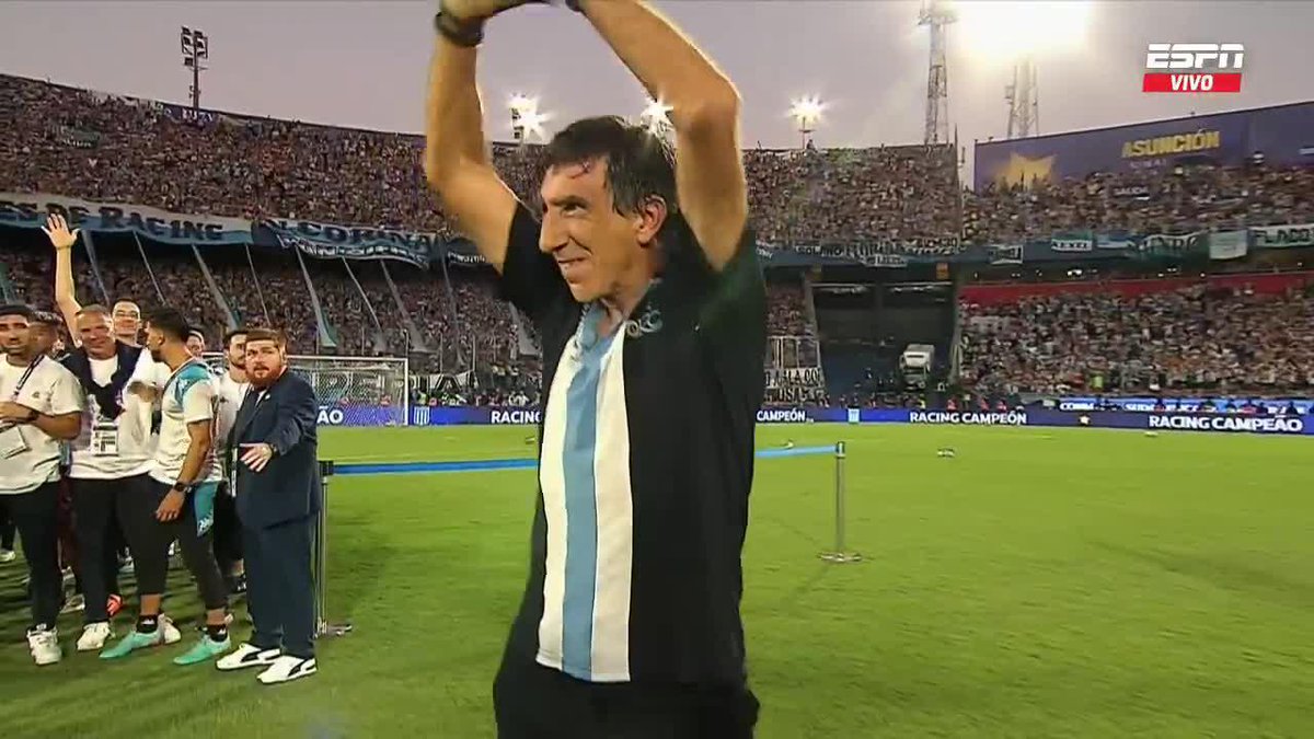 🏆⚽¡A RECIBIR LA MEDALLA, ACADEMIA! El plantel de Racing, de gala para la entrega de medallas en el podio. ▶️ Más 🏆 Conmebol #Sudamericana en #DisneyPlus
