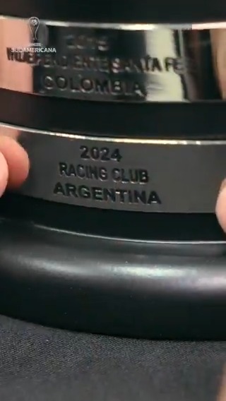 ¡LE COLOCAN LA CHAPITA DE RACING CAMPEÓN A LA COPA SUDAMERICANA! 😍💙