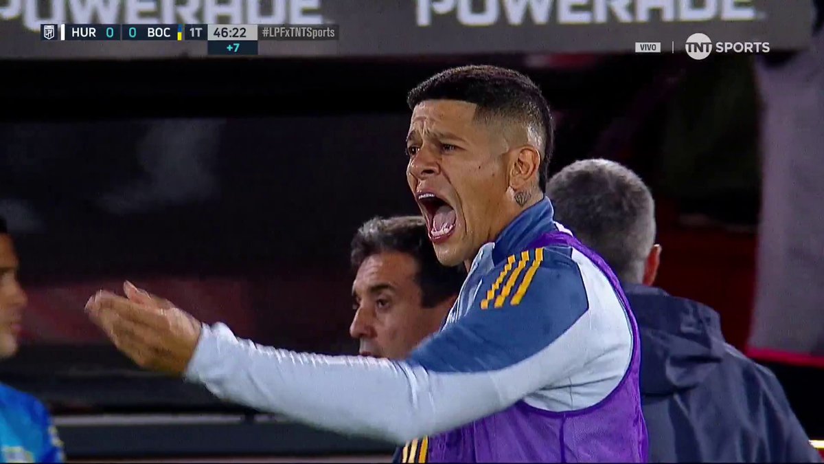 ⚠️🇦🇷 LOS HINCHAS DE HURACÁN LE TIRARON UNA BOLSA LLENA DE AGUA A MARCOS ROJO.