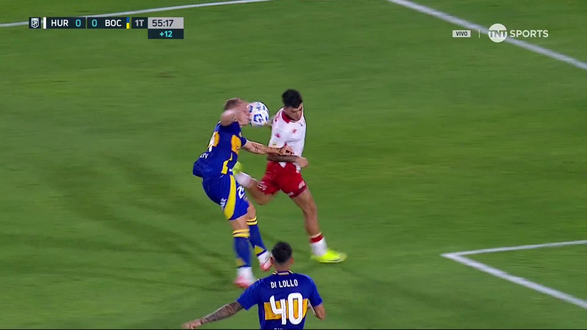 La mano de Barinaga no parece encontrarse en una posición natural justificable por el movimiento realizado, si no existió falta sobre Miramón el árbitro Mastrángelo debió haber cobrado penal. ⚽ Huracán - Boca