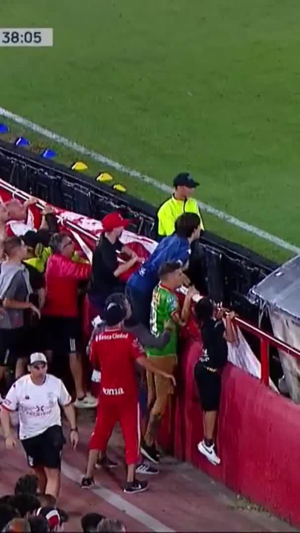 UN PARTIDO CON MUCHA CALENTURA: la platea de Huracán vs. el banco de Boca en el Ducó.