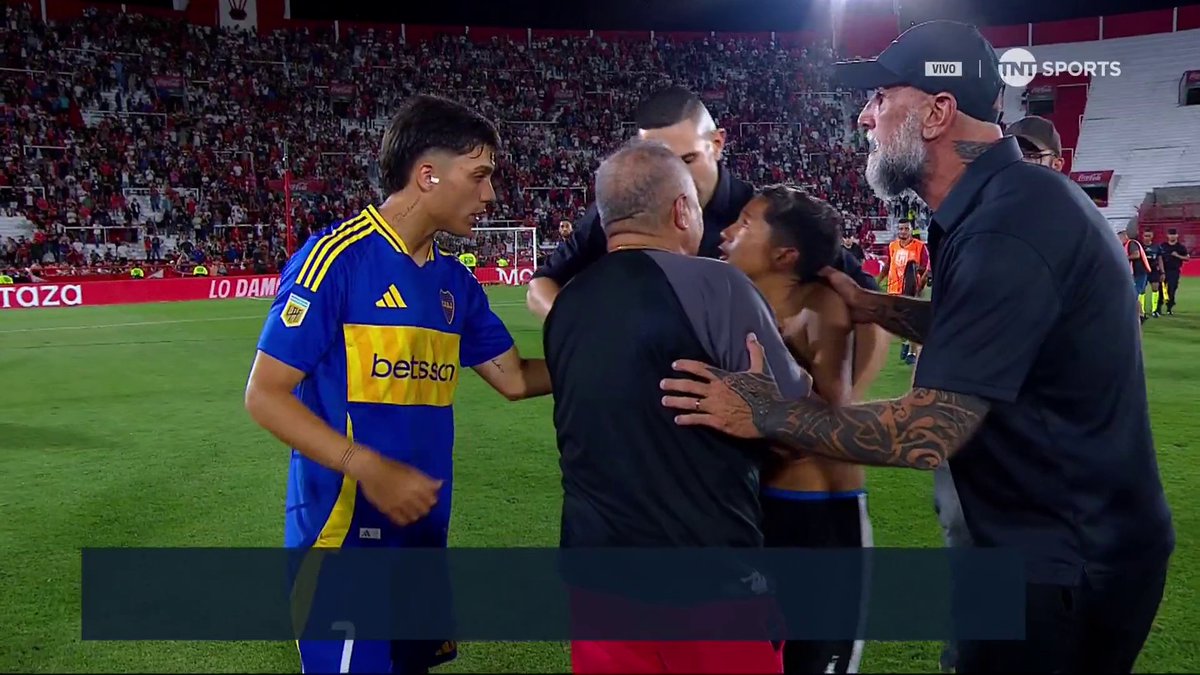 ❌Un nene hincha le pedía la camiseta al Changuito #Zeballos pero la gente de Huracán le negaron al jugador de #Boca la posibilidad de regalársela.