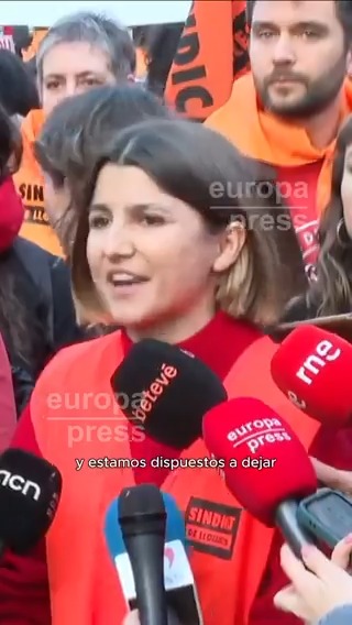 Me parecen medidas razonables. Pagar la mitad, que el casero no pueda decidir el plazo, y obligar a todo comprador de vivienda a que haga con su piso solamente lo que a esta perturbada le salga del toto. Yo añadiría un par de huevos duros, y ya estaría.
