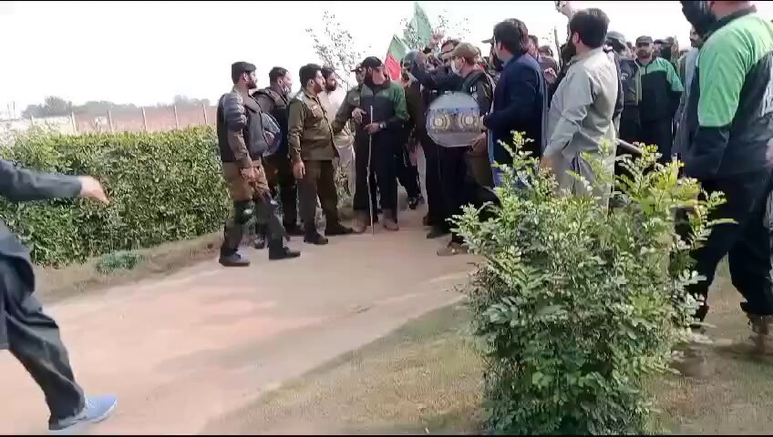 اتنے کارکنوں کے ہمراہ پولیس کو آسانی سے گرفتاری دے دی۔ ایم پی اے وقاص محمود۔