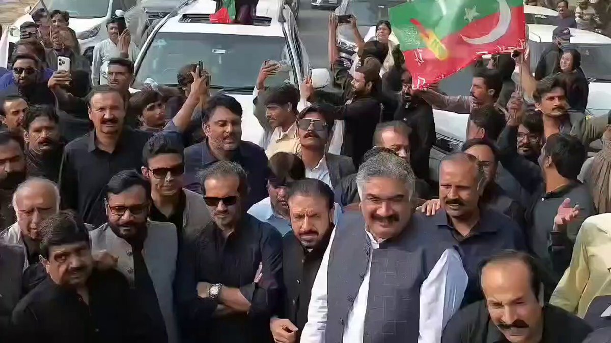 صدر تحریک انصاف جنوبی پنجاب سینیٹر عون عباس بپی اور جنرل سیکرٹری جنوبی پنجاب ملک اصغر جوئیہ کے قافلے کو روکنے کی پولیس نے ناکام کوشش کی تھی لیکن الحمداللہ جنوبی پنجاب کا قافلہ اسلام آباد کے لیئے روانہ ہوگیا ہے دوبارہ، مطالبات کی منظوری تک اسلام آباد پڑاؤ رہے گا انشاء اللہ۔