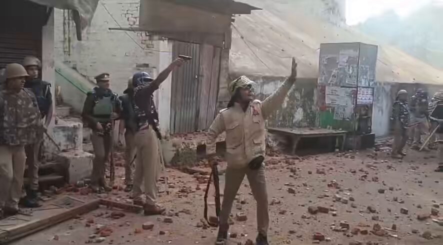 “चलाओ बे गोली चलाओ इनकी माँ का—- इन अलंकृत शब्दों के साथ पिस्टल से दो गोलियाँ चलाता ये पुलिस वाला वीडियो में साफ़ नज़र आ रहा है। मगर #योगी जी प्रिय कमिश्नर #IAS आंन्नजेय सिंह साफ़ झूठ बोल रहे हैं कि पुलिस ने गोली नहीं चलाई… खैर, #सम्भल में तीन लोगों की मौत हो चुकी है