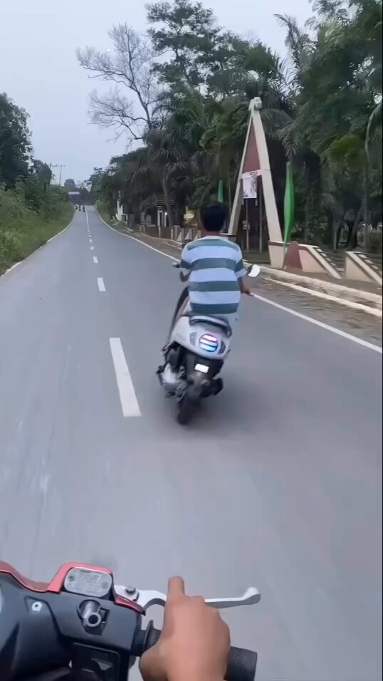 Jago nih anak naik motornya jaman gw muda ga ada yg berani kaya dia 😊