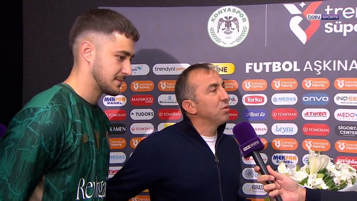 Konyaspor kalecilerinden Deniz Ertaş, İngilizce öğretmenliği mezunu olan teknik direktör Recep Uçar'a çiçek verdi.