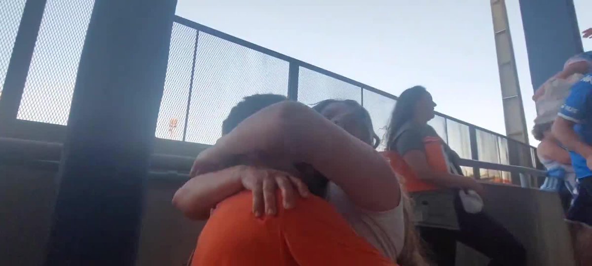 Si alguien te pregunta como vive el hincha de Racing, mostrale este video... Esta fanática vivía con sufrimiento los minutos finales ante Cruzeiro, hasta que... ¡llega el GOL de Roger y se reencuentra con su hijo en la tribuna para abrazarse y llorar juntos! 📹 𝓓𝓪𝓷𝓲𝓮𝓵 𝓜𝓪𝓬𝓲𝓮𝓵 𝓒. 🇵🇾