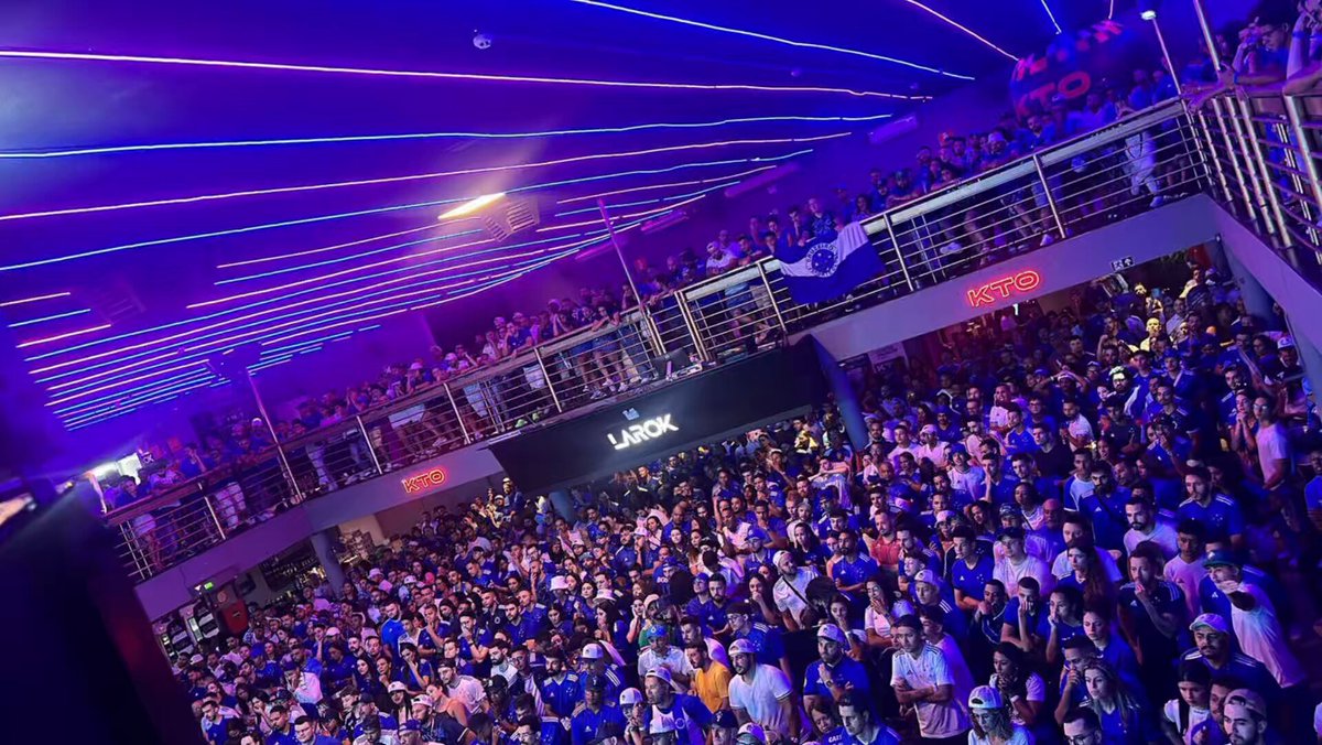 A nossa parte nós fizemos e fizemos MUITO BEM feita! Olha o que virou a Arena Cruzeiro Sports no gol do Kaio Jorge. Essa foi a MAIOR CONCENTRAÇÃO de cruzeirenses no Brasil para assistir a grande final. Que orgulho do nosso trabalho, que orgulho da minha equipe! E muito orgulho dos parceiros e patrocinadores que acreditaram e sonharam e realizaram esse sonho junto com a gente! Mais de 1500 pessoas! A CRUZEIRO SPORTS É DO POVÃO! 🙅‍♂️💙